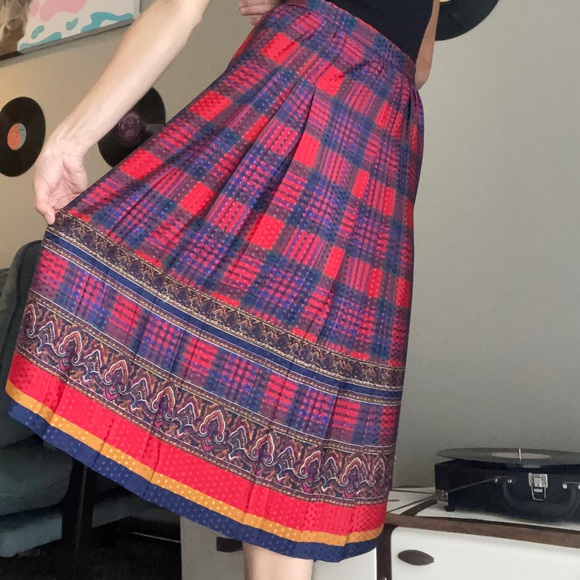 Beautifully Patterned Skirt - Picture 3 of 7